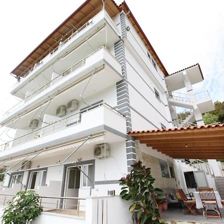 Hotel Erviliano Borsh Bagian luar foto