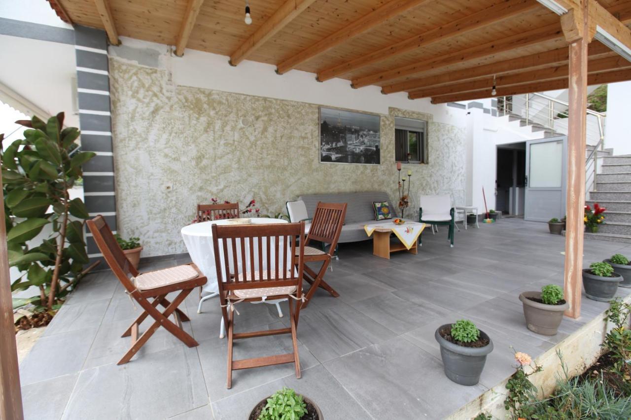 Hotel Erviliano Borsh Bagian luar foto