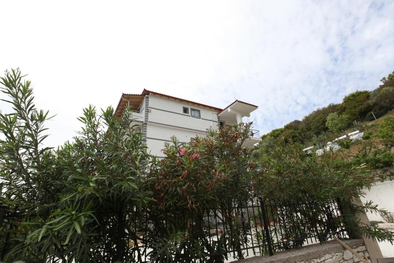 Hotel Erviliano Borsh Bagian luar foto