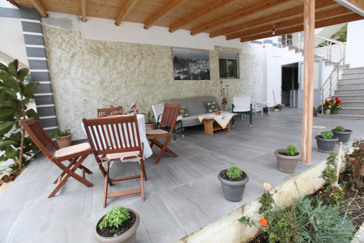 Hotel Erviliano Borsh Bagian luar foto