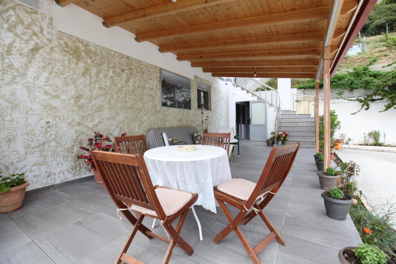 Hotel Erviliano Borsh Bagian luar foto
