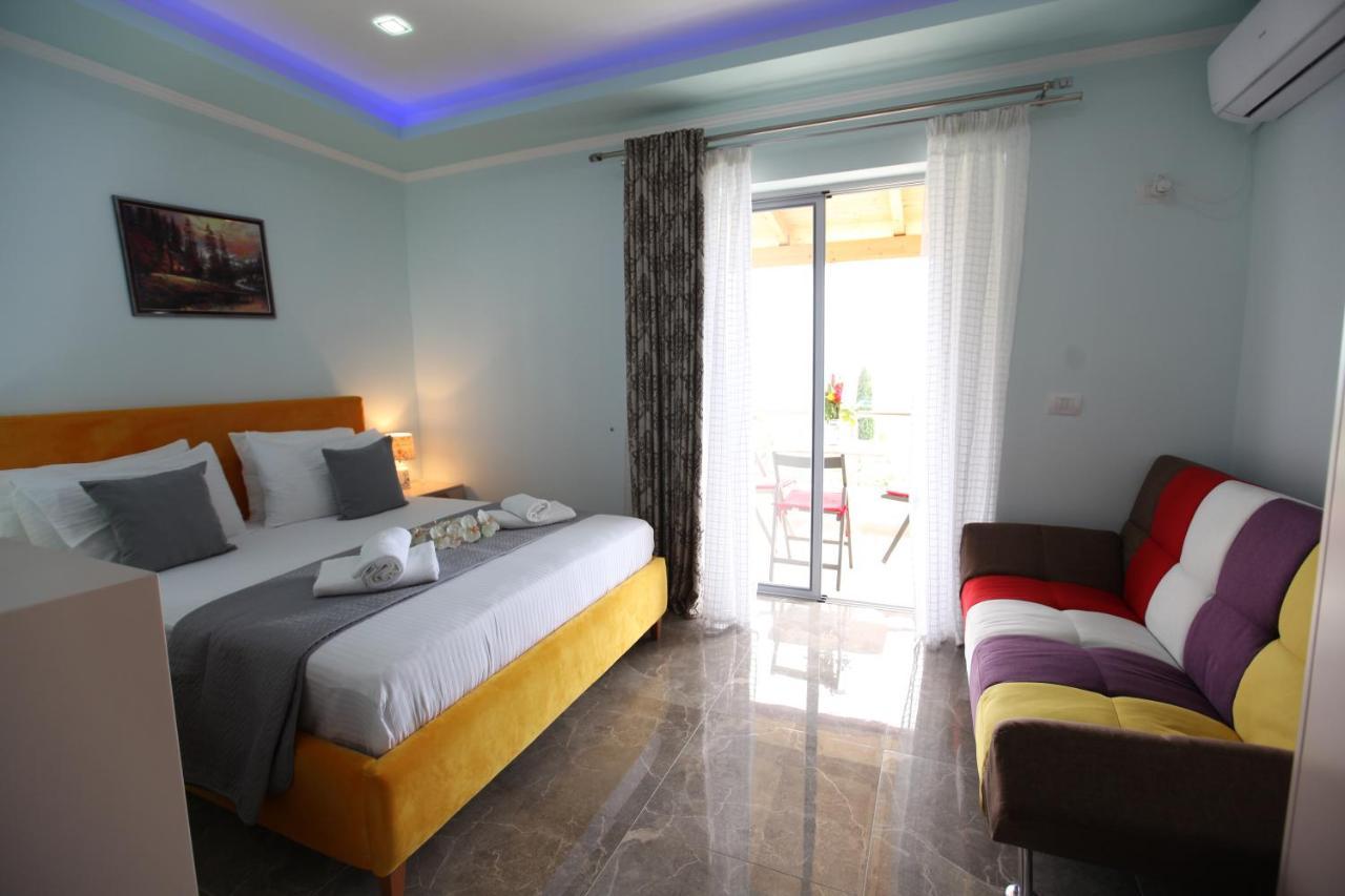 Hotel Erviliano Borsh Bagian luar foto