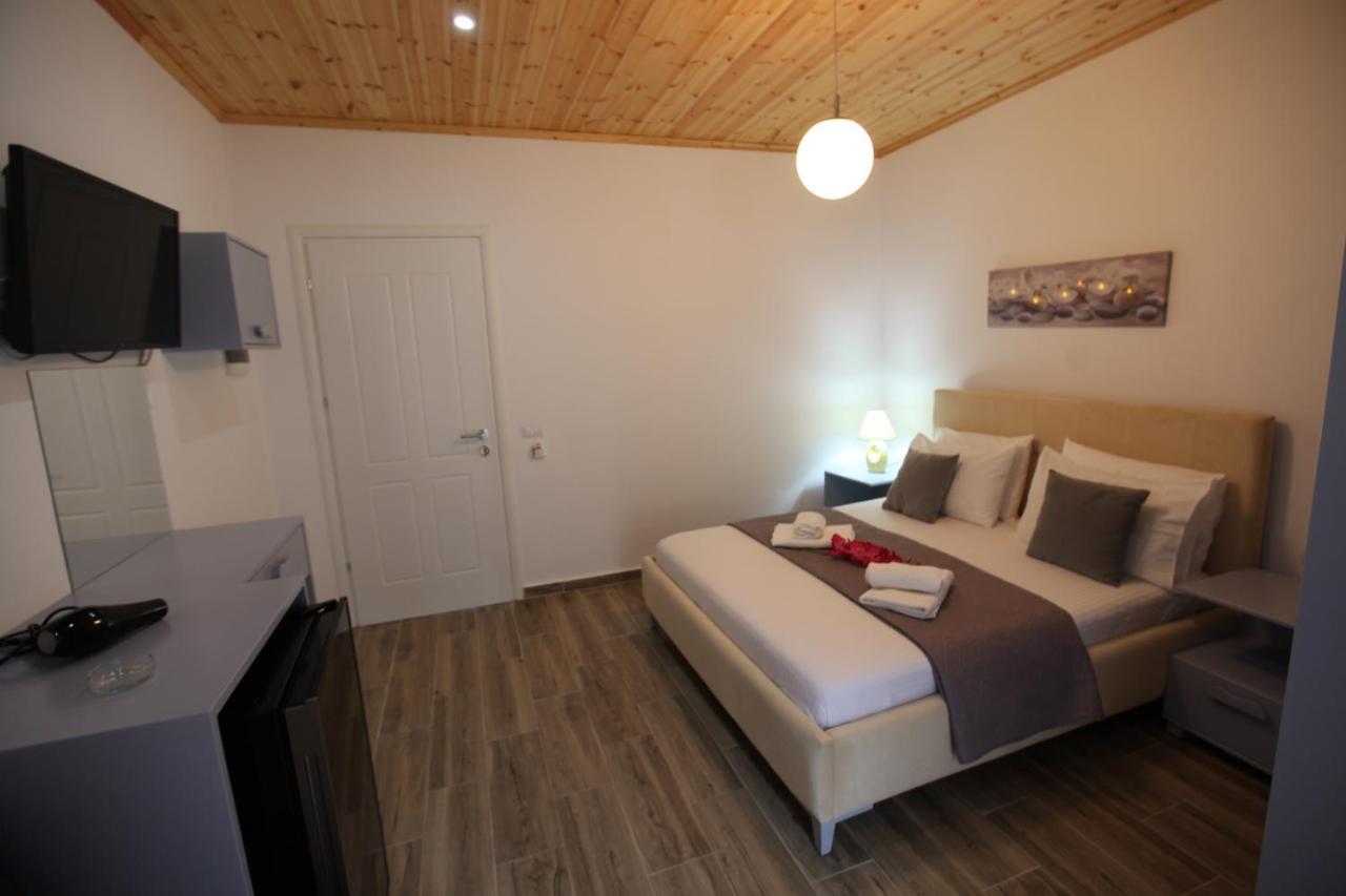 Hotel Erviliano Borsh Bagian luar foto