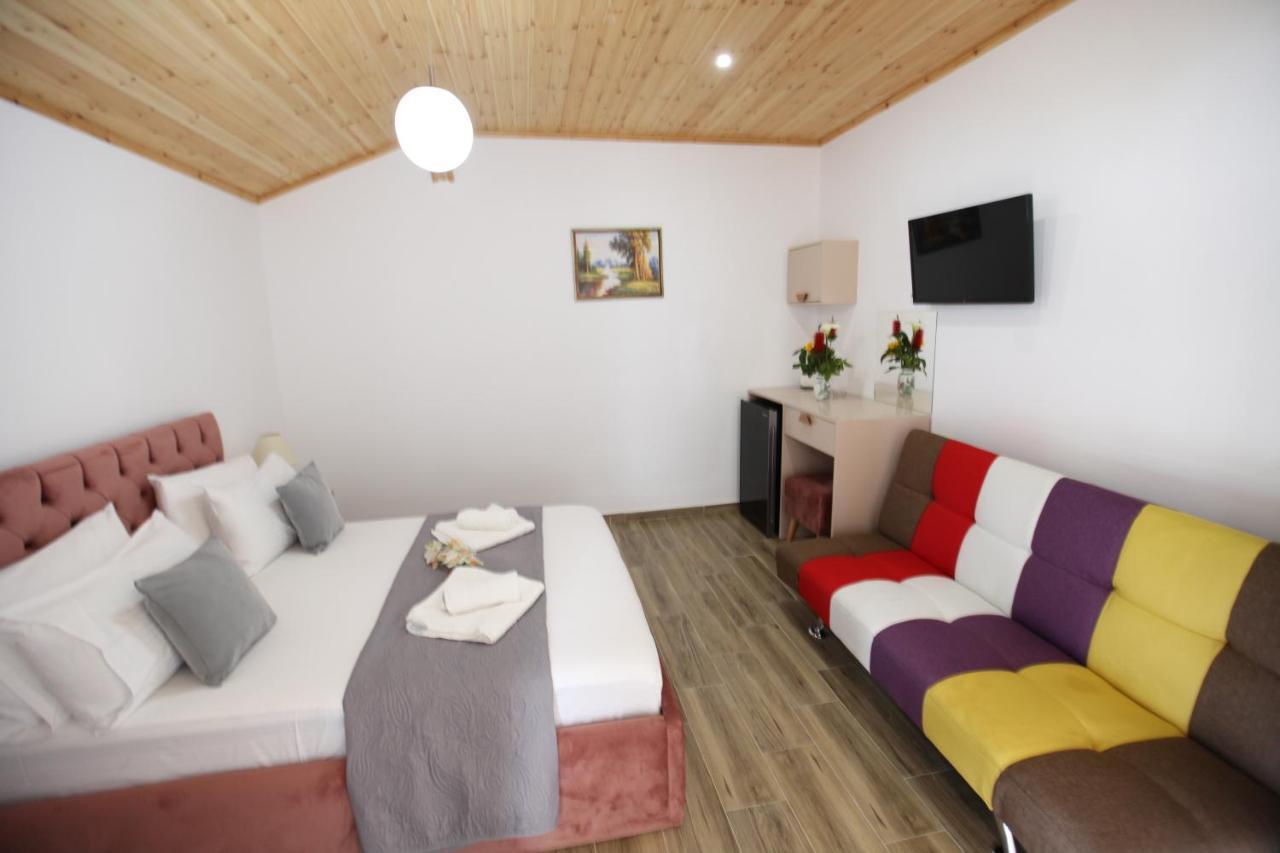 Hotel Erviliano Borsh Bagian luar foto