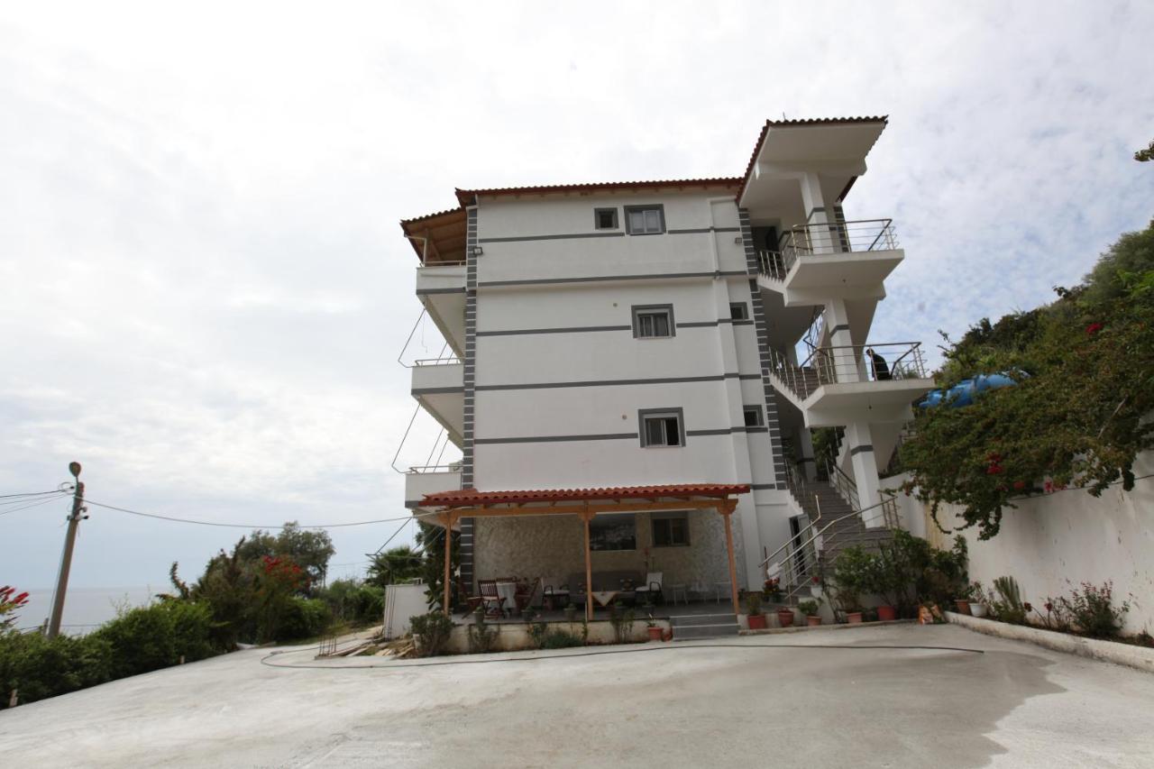 Hotel Erviliano Borsh Bagian luar foto