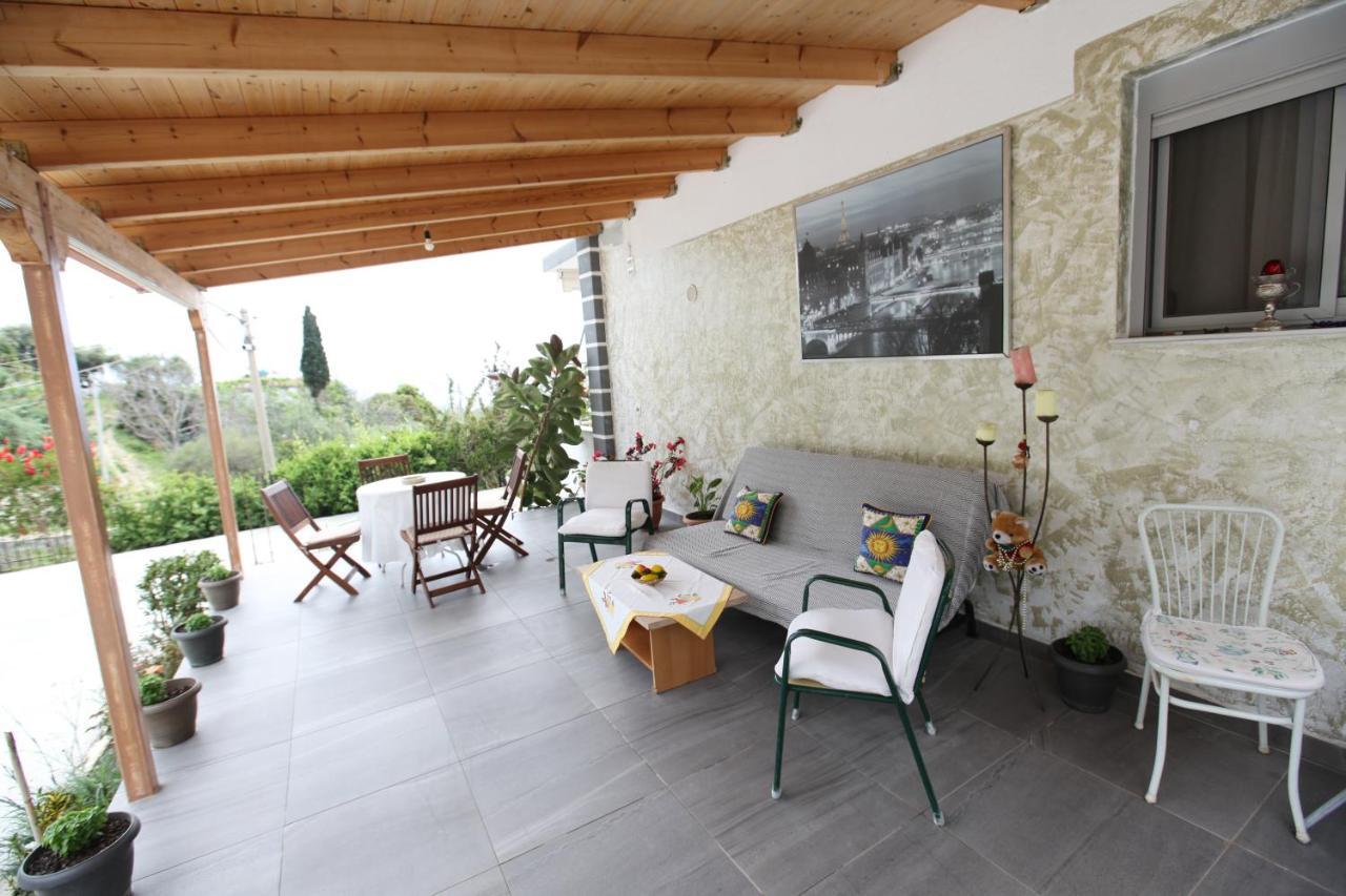 Hotel Erviliano Borsh Bagian luar foto