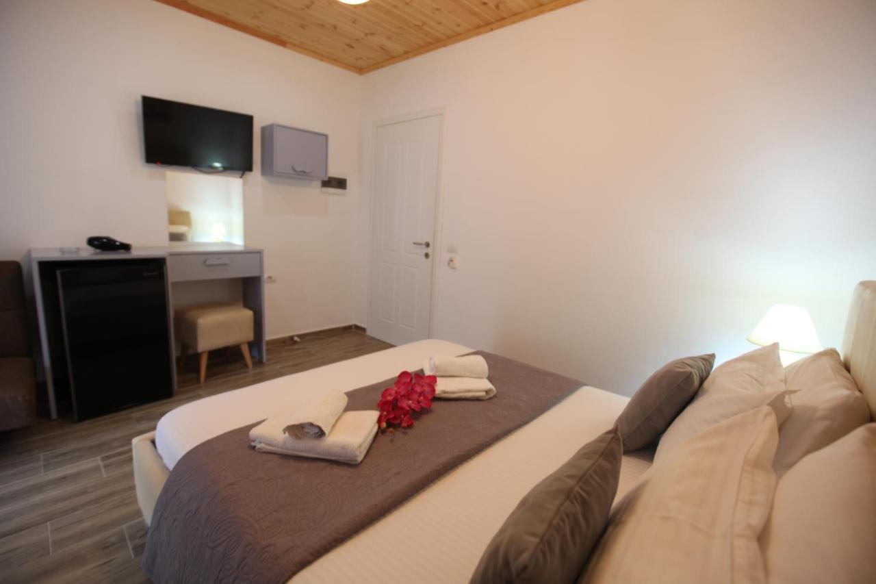 Hotel Erviliano Borsh Bagian luar foto