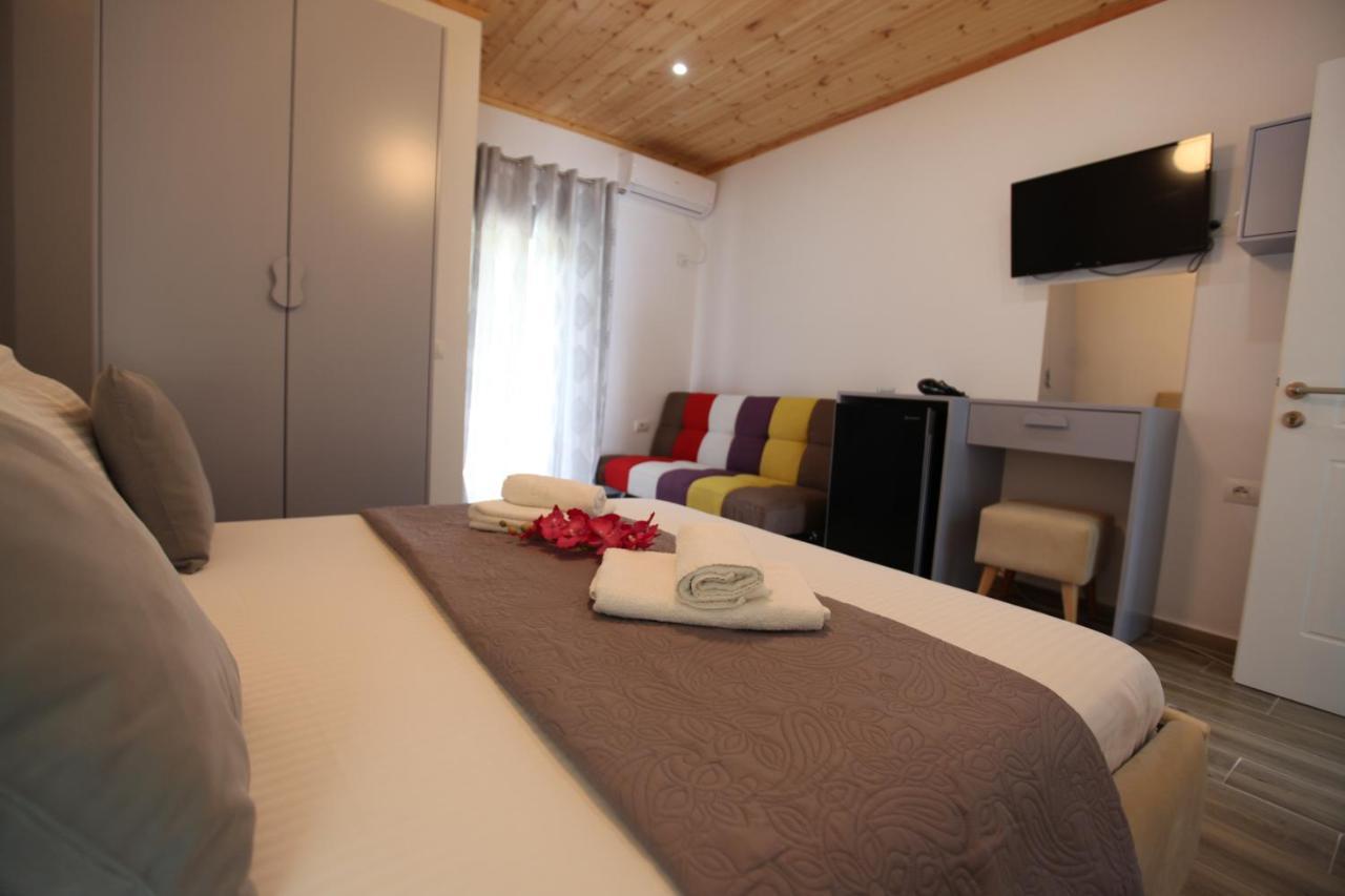 Hotel Erviliano Borsh Bagian luar foto