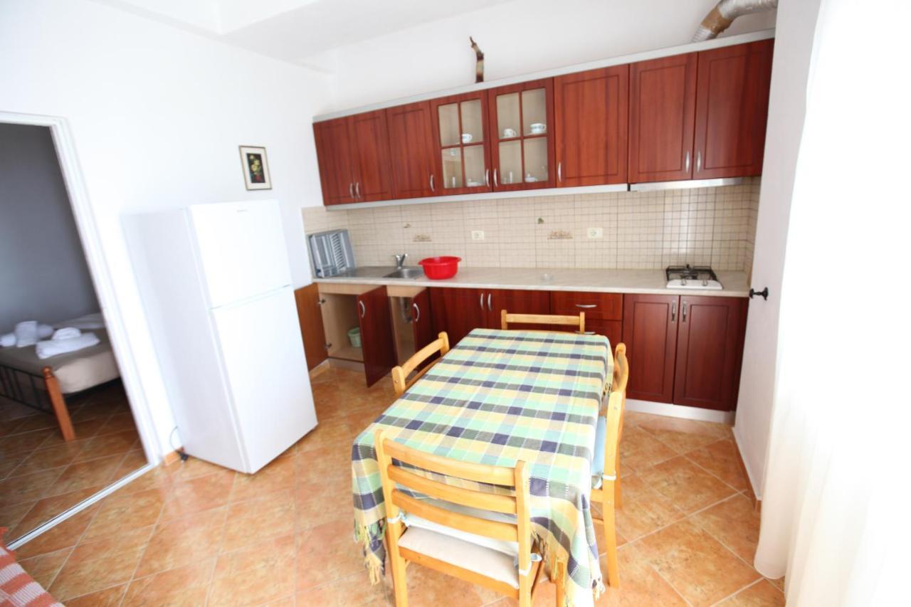Hotel Erviliano Borsh Bagian luar foto