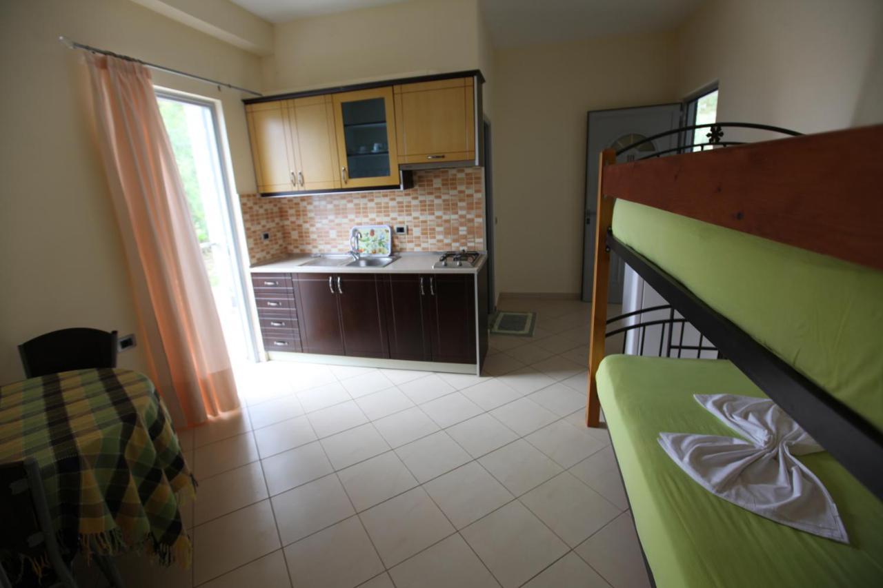 Hotel Erviliano Borsh Bagian luar foto
