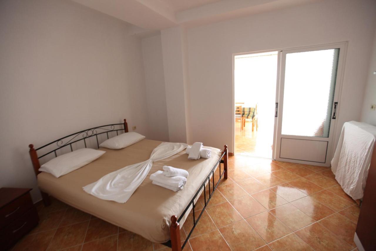 Hotel Erviliano Borsh Bagian luar foto