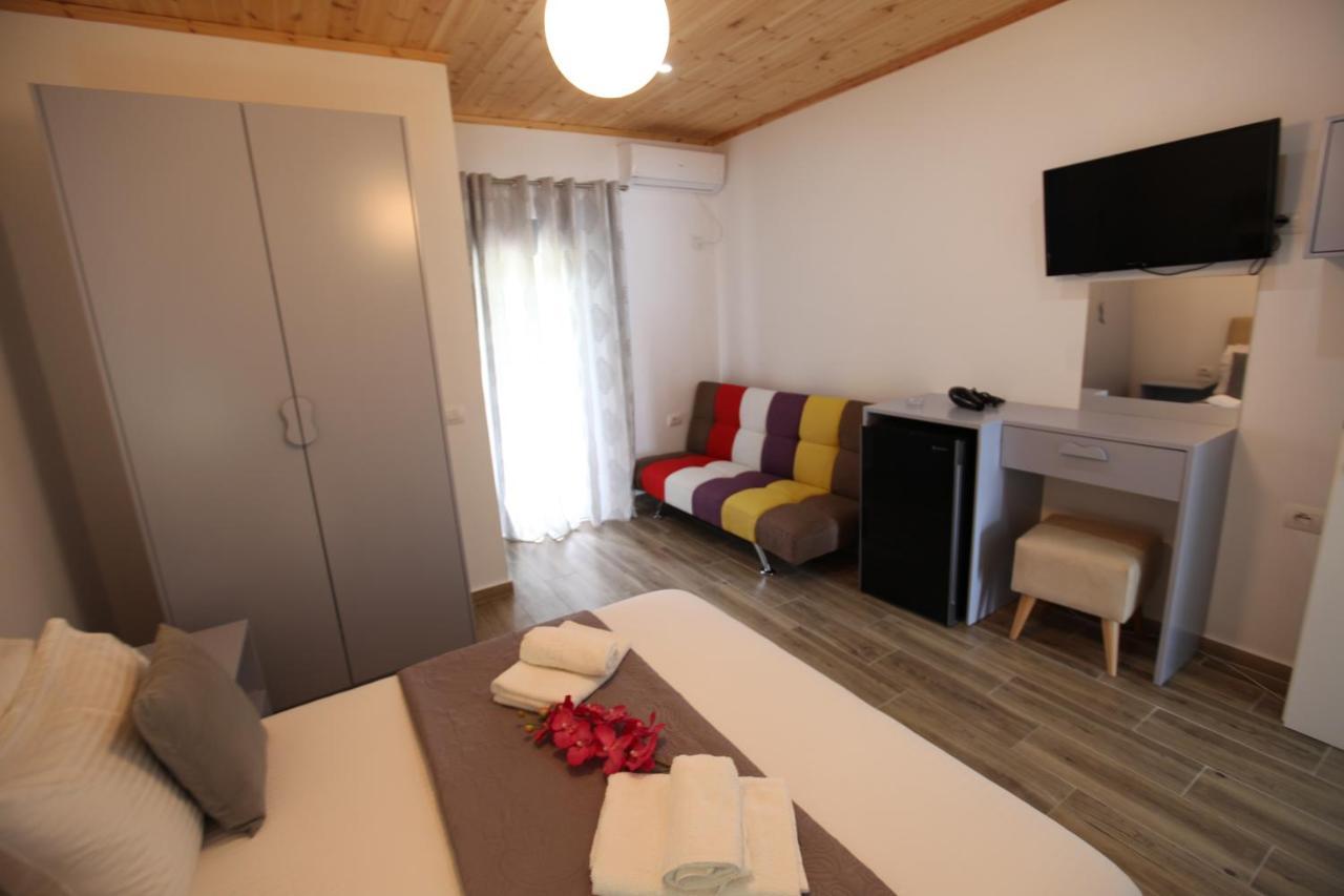 Hotel Erviliano Borsh Bagian luar foto