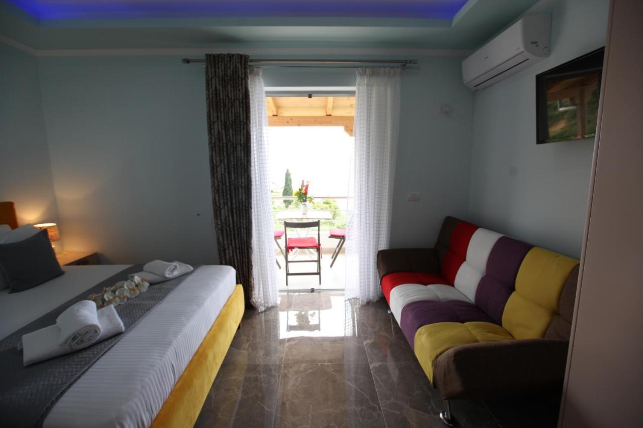 Hotel Erviliano Borsh Bagian luar foto