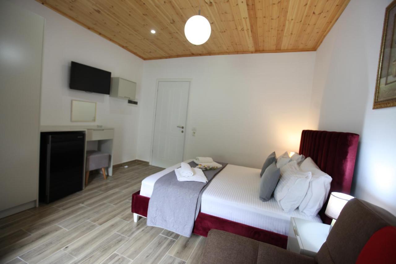 Hotel Erviliano Borsh Bagian luar foto