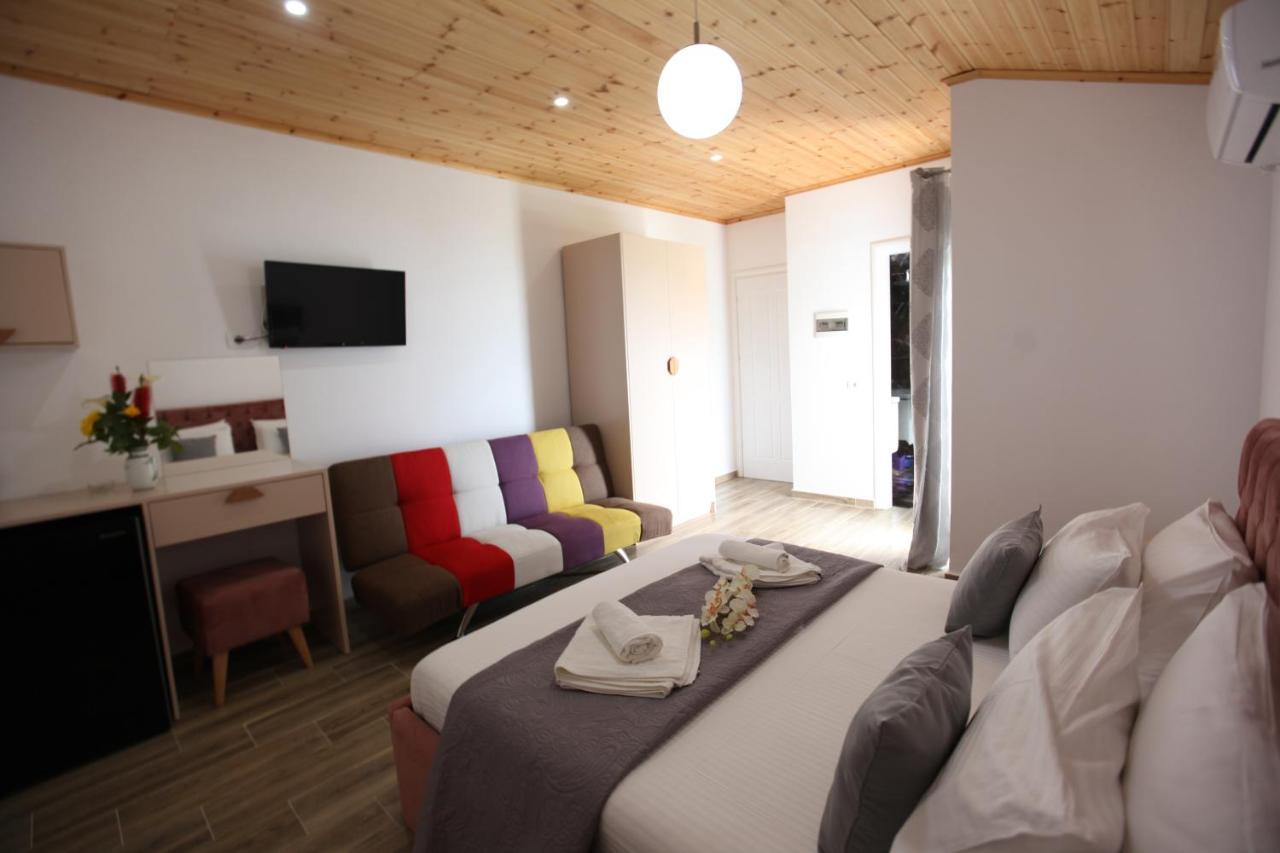 Hotel Erviliano Borsh Bagian luar foto