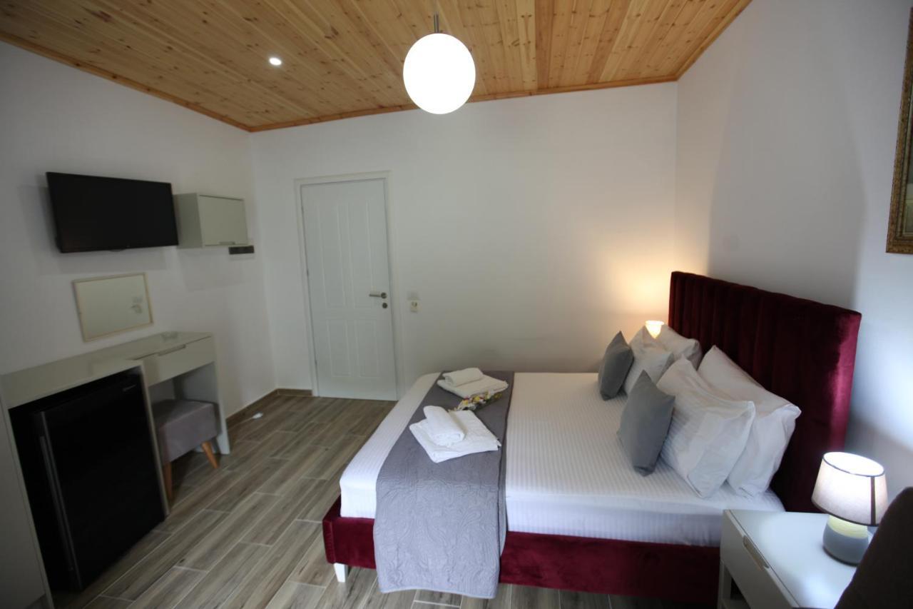 Hotel Erviliano Borsh Bagian luar foto