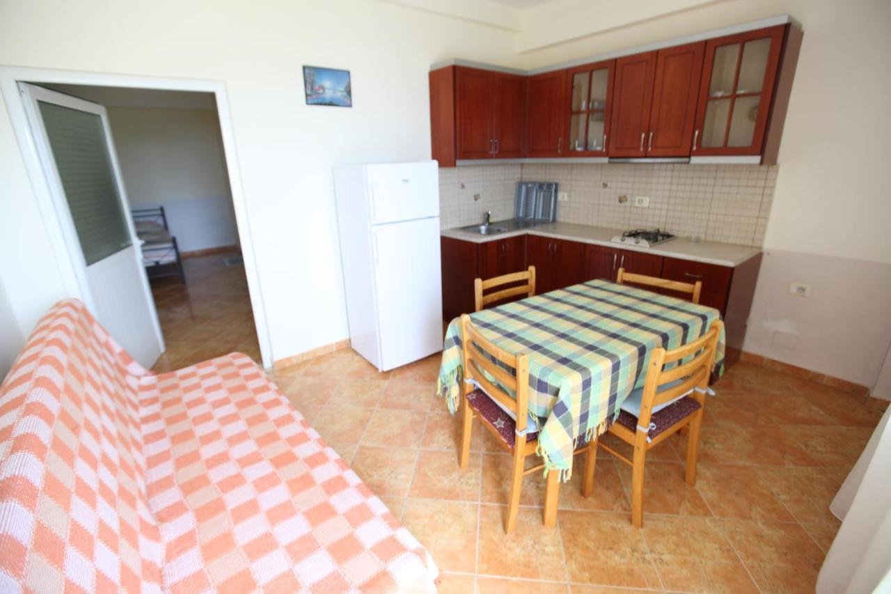 Hotel Erviliano Borsh Bagian luar foto