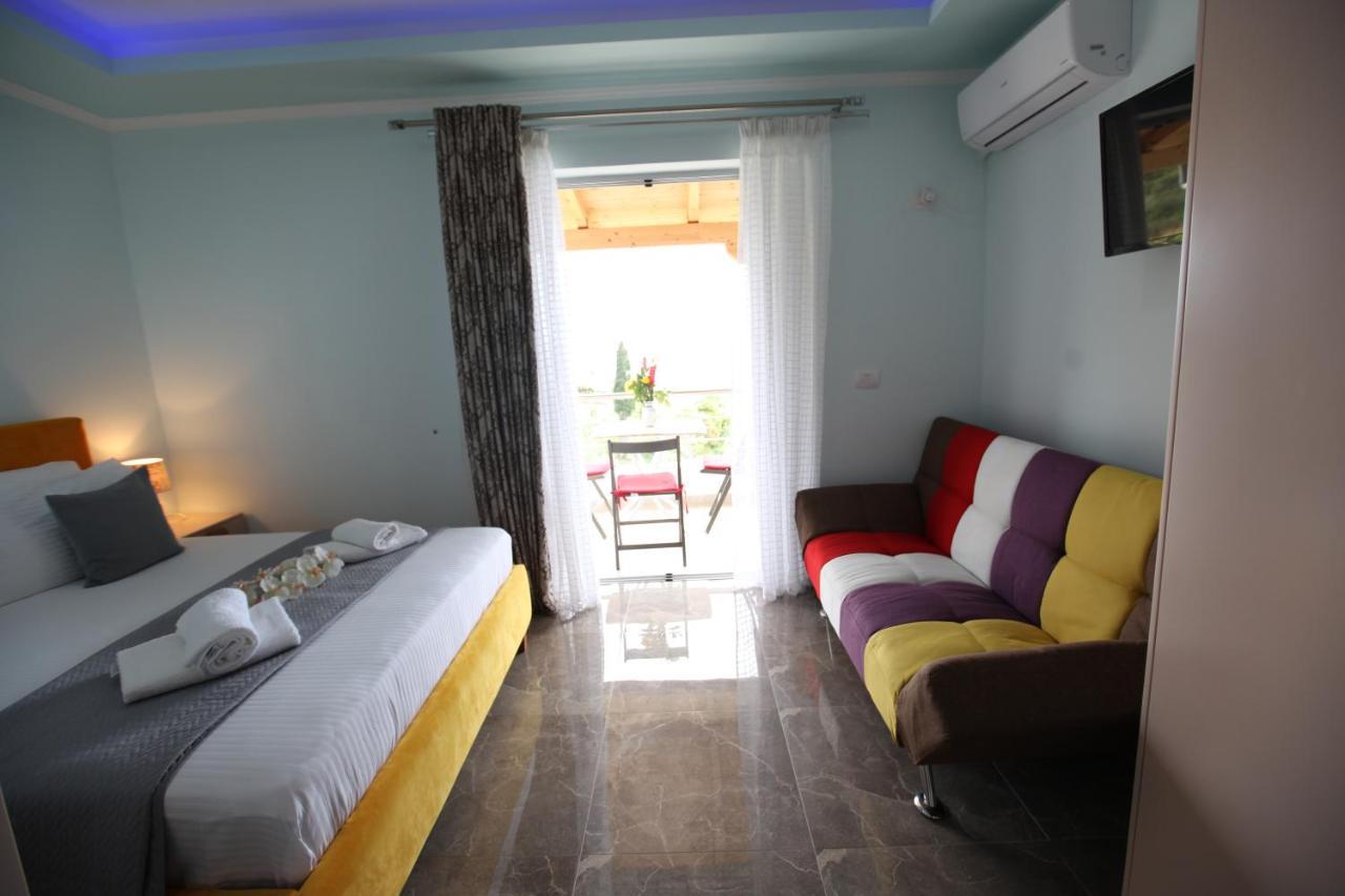 Hotel Erviliano Borsh Bagian luar foto