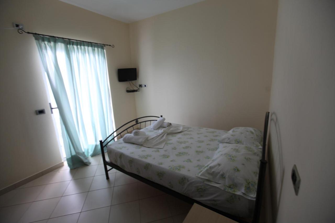 Hotel Erviliano Borsh Bagian luar foto