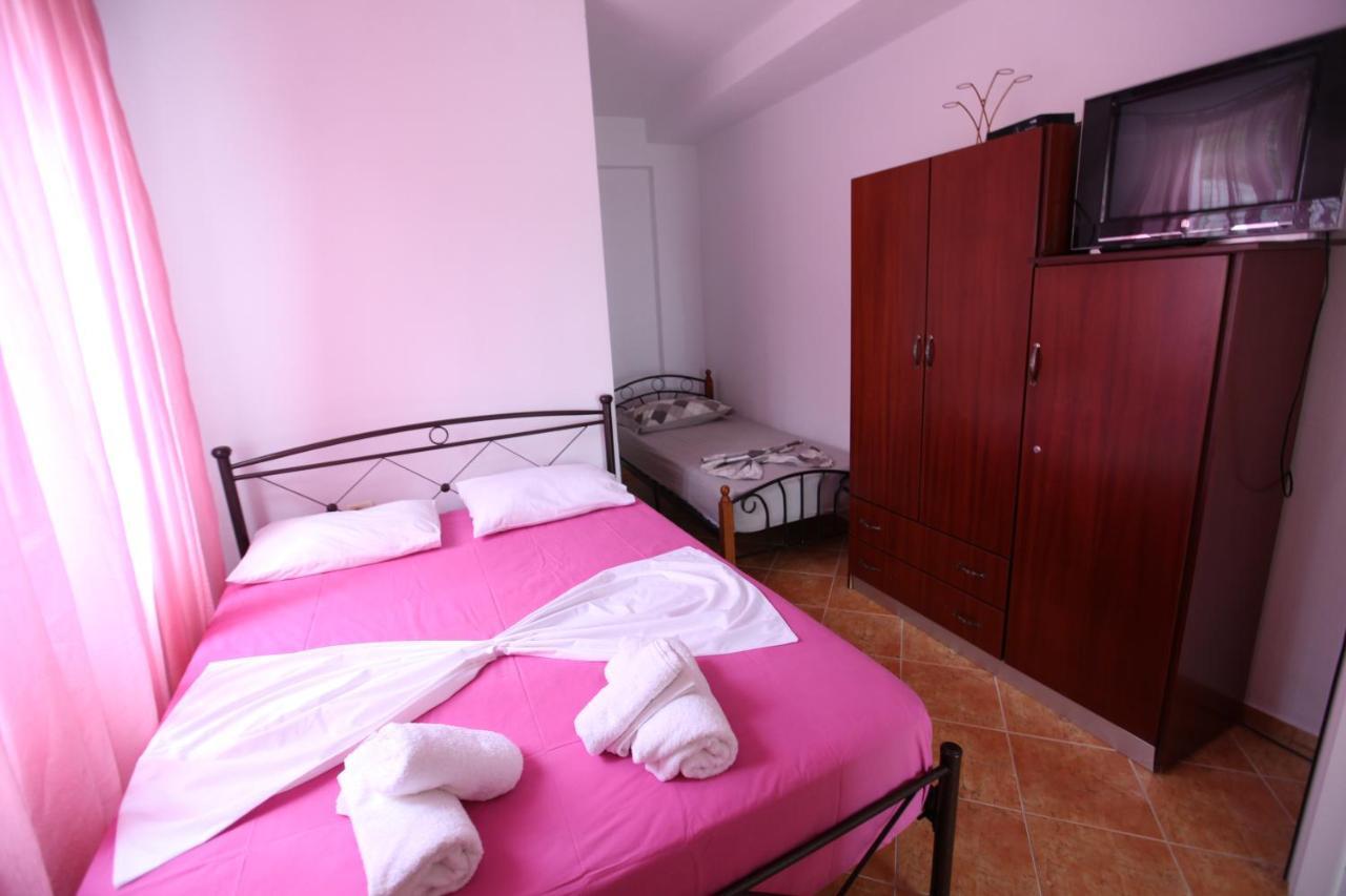 Hotel Erviliano Borsh Bagian luar foto