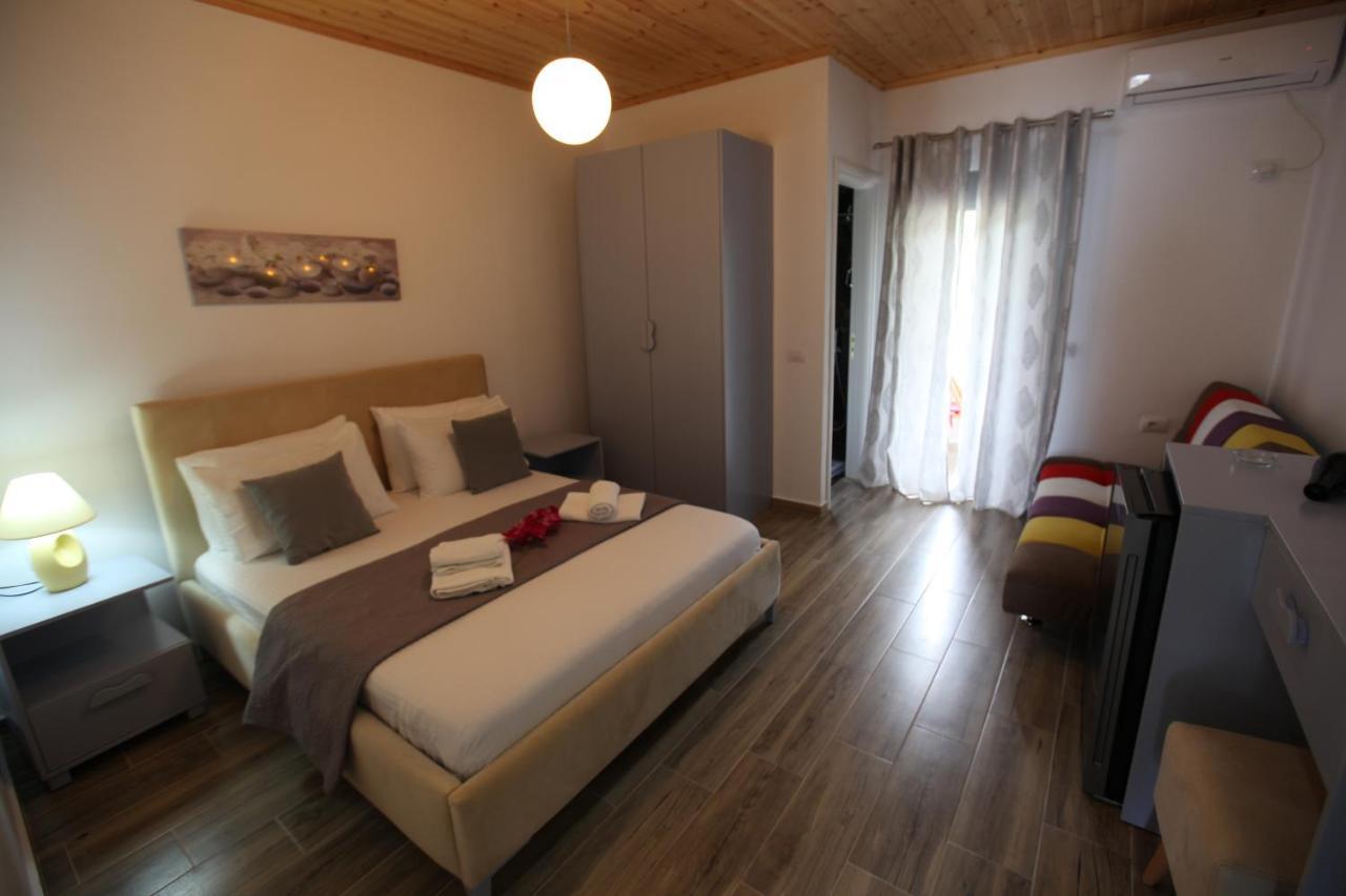 Hotel Erviliano Borsh Bagian luar foto