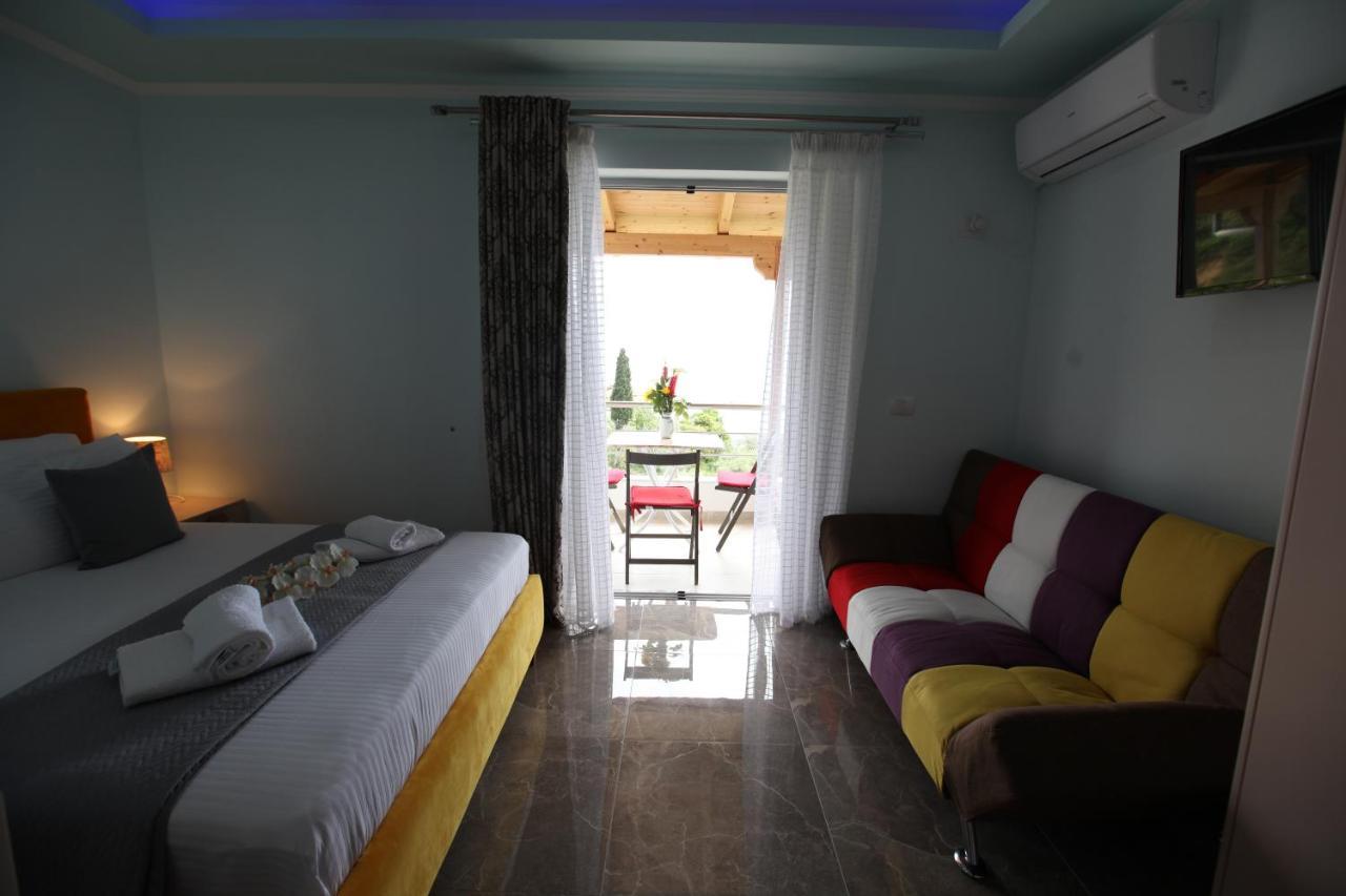 Hotel Erviliano Borsh Bagian luar foto