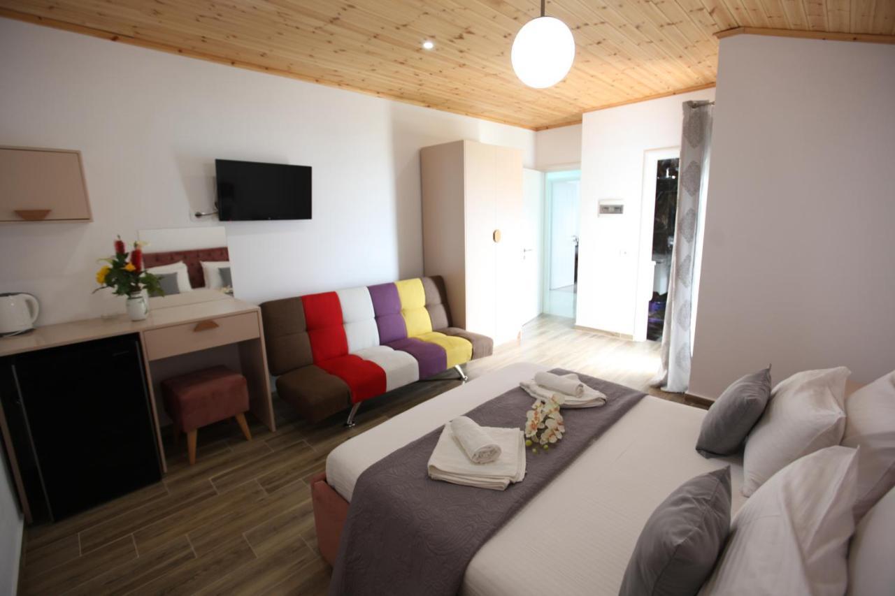 Hotel Erviliano Borsh Bagian luar foto