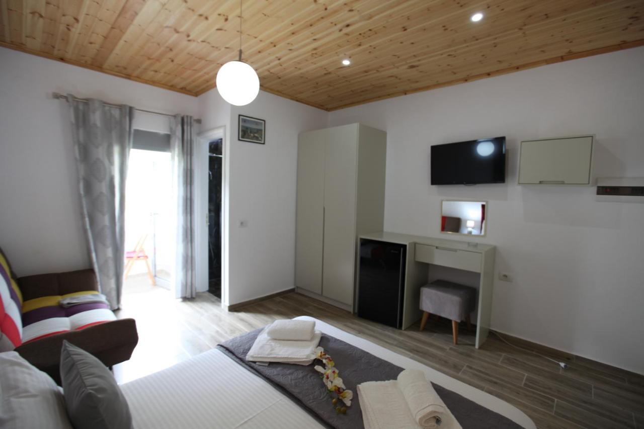 Hotel Erviliano Borsh Bagian luar foto