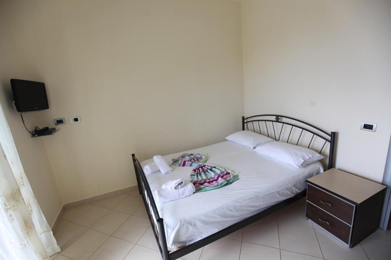 Hotel Erviliano Borsh Bagian luar foto