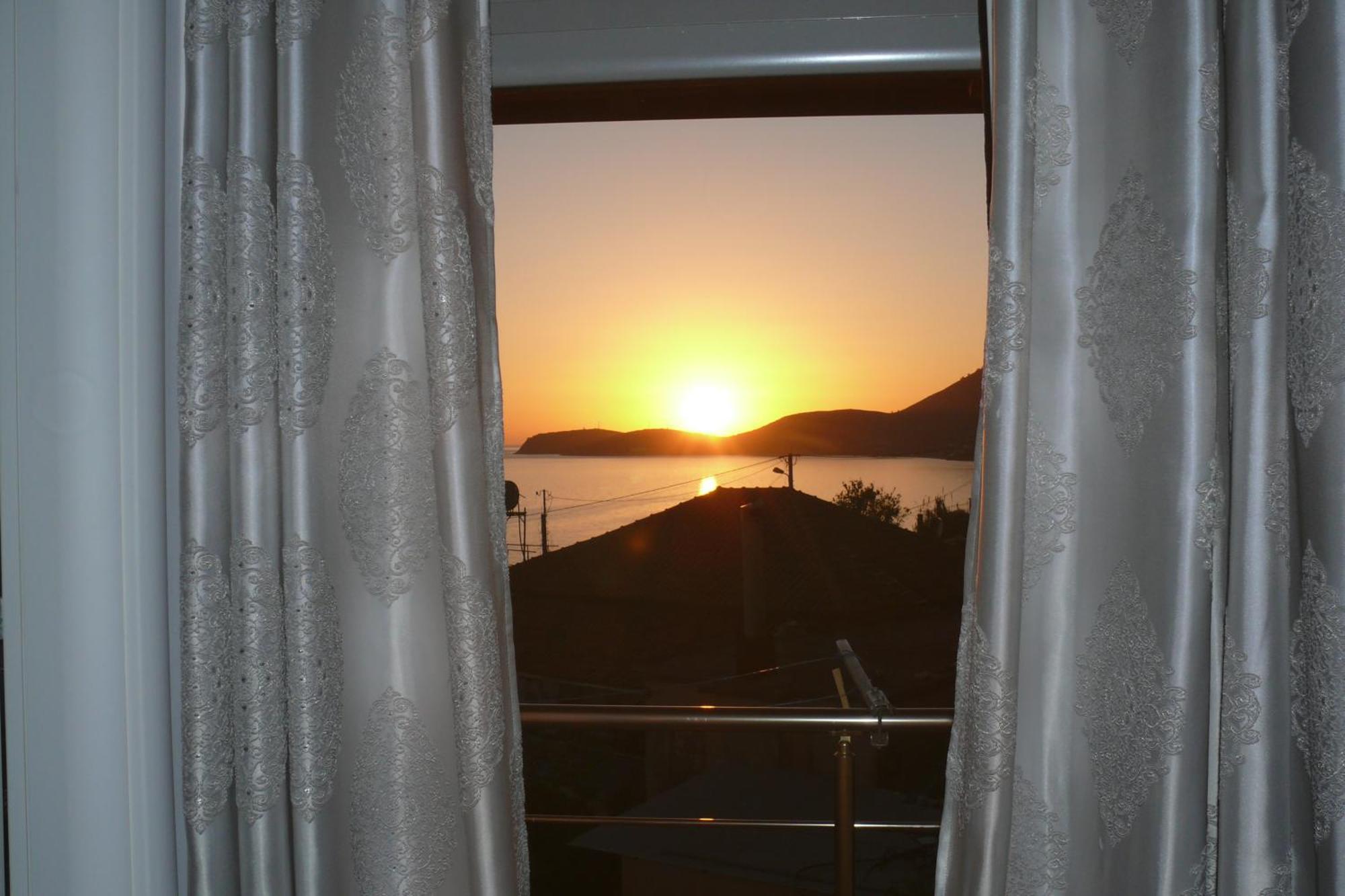 Hotel Erviliano Borsh Bagian luar foto